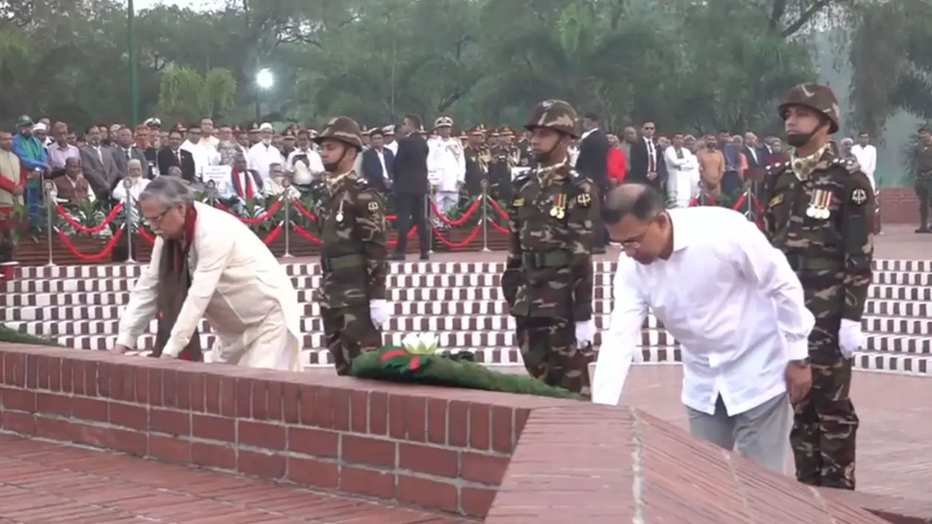 মহান স্বাধীনতা দিবসে জাতীয় স্মৃতিসৌধে রাষ্ট্রপতি ও প্রধানমন্ত্রীর শ্রদ্ধা