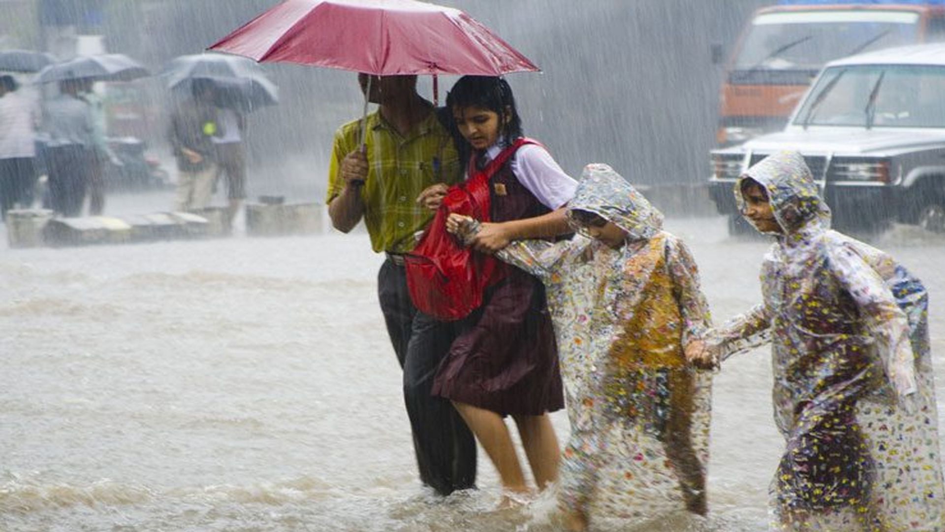 বর্ষায় বাইরে বের হওয়ার আগের প্রস্তুতি