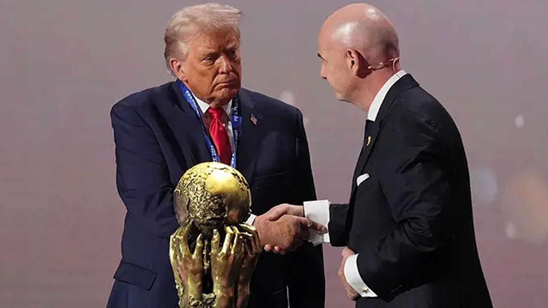 ট্রাম্পকে শান্তি পুরস্কার দেওয়া নিয়ে যা জানালেন ফিফা সভাপতি