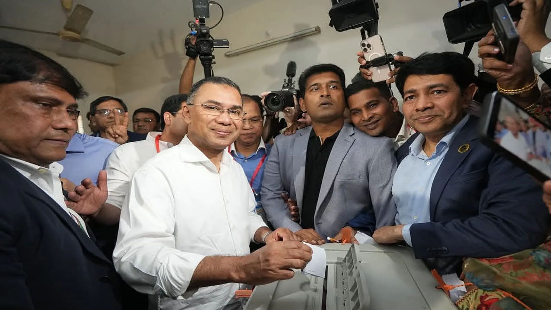 গুলশান মডেল স্কুল অ্যান্ড কলেজ কেন্দ্রে ভোট দিলেন তারেক রহমান