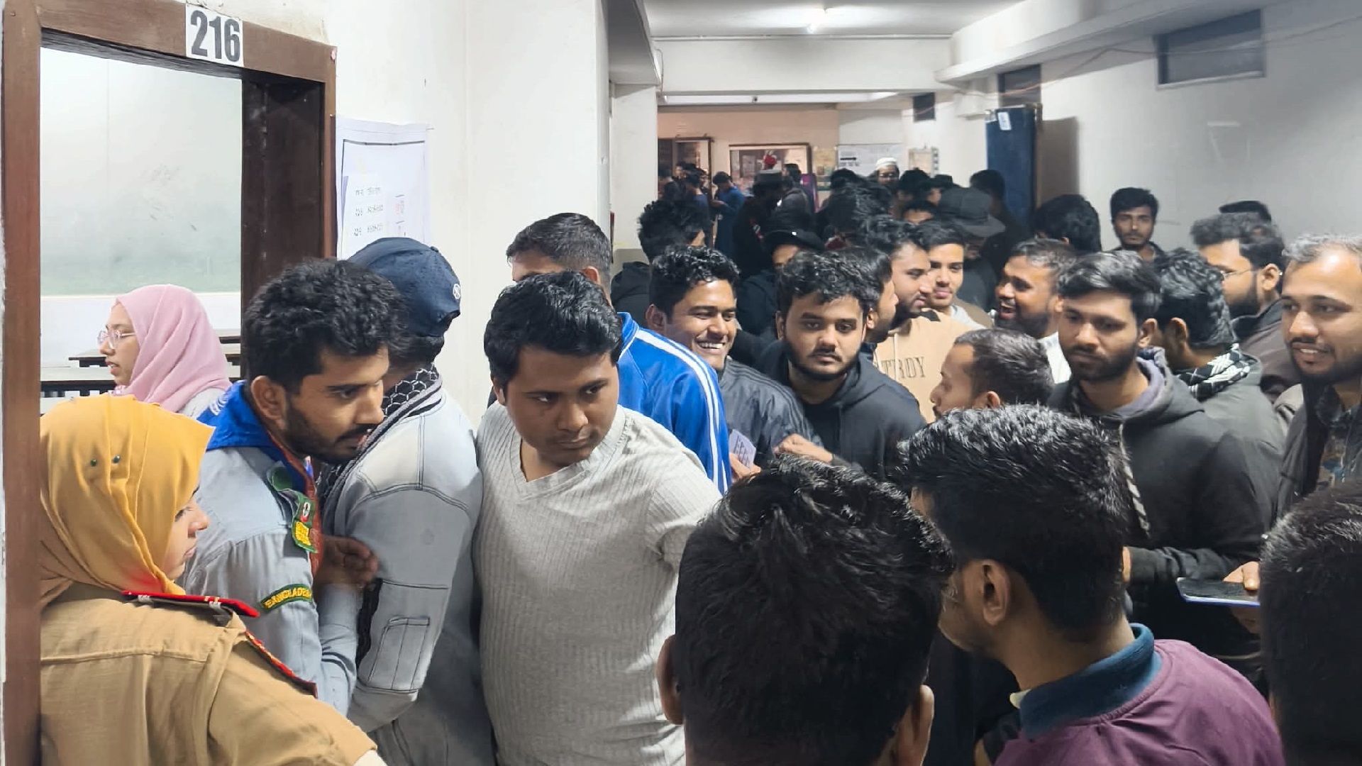 জকসু নির্বাচনের সময় শেষ হলেও ভোটারদের দীর্ঘ সারি