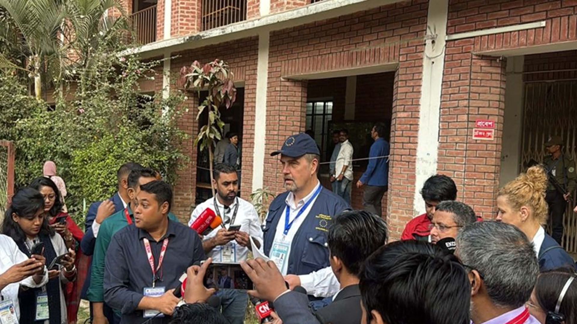 রাজধানীর ভোটকেন্দ্র পরিদর্শন করলেন ইইউ পর্যবেক্ষক দলের প্রধান