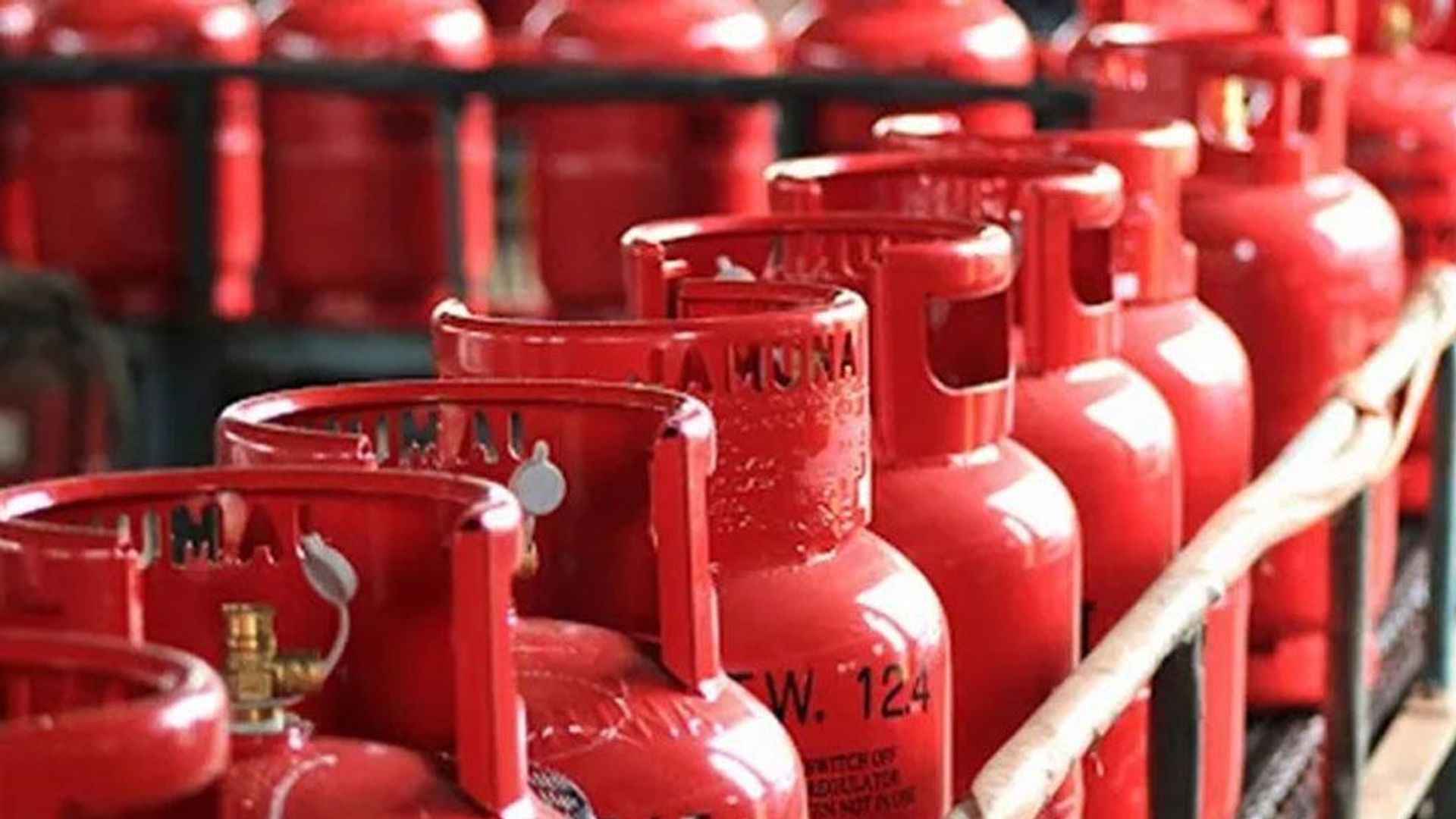 সিলিন্ডার গ্যাস বিক্রি বন্ধ,  বিপাকে সাধারণ মানুষ