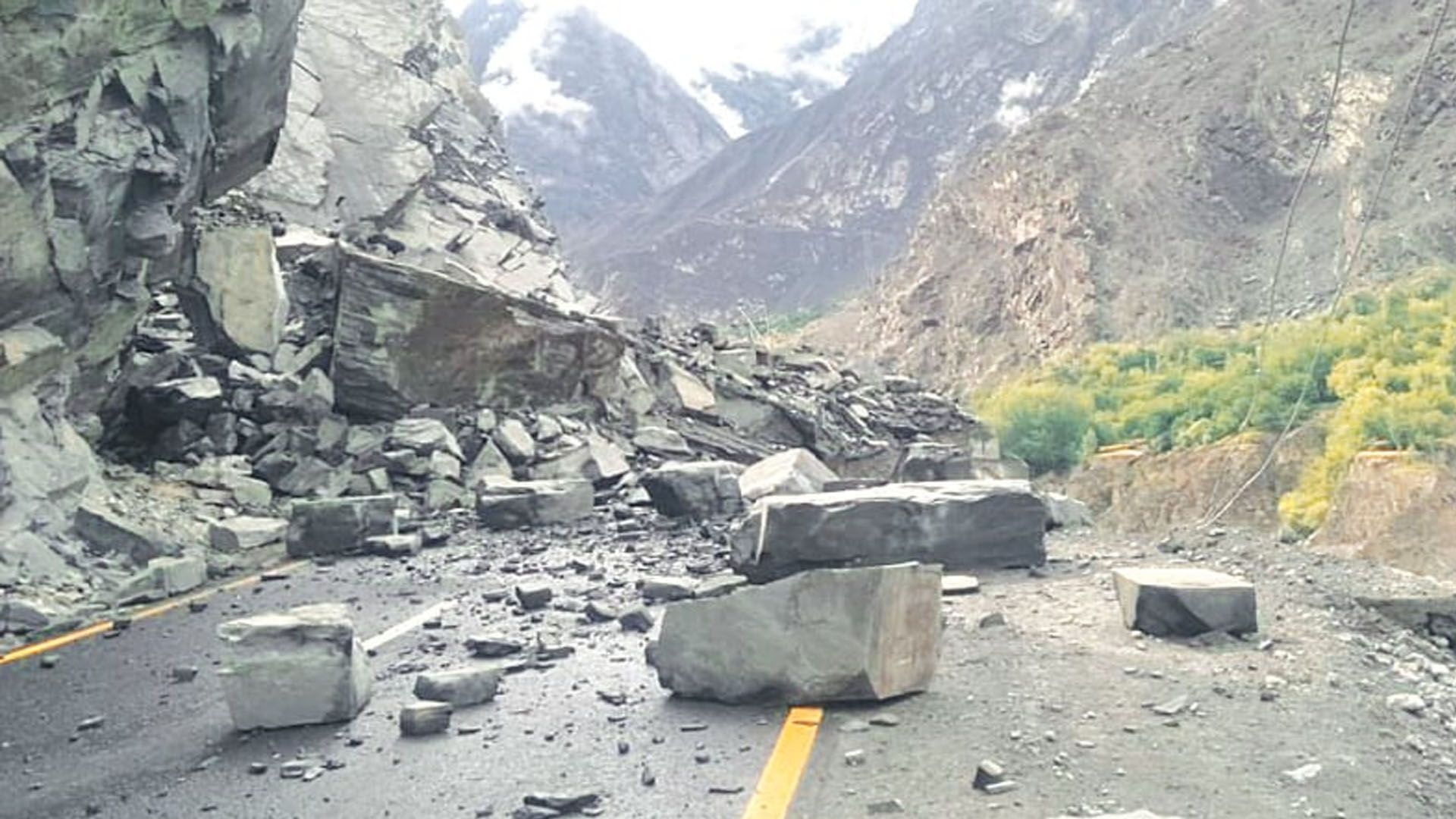 পাকিস্তানে ভূমিধসের সতর্কতা জারি, পর্যটকদের ভ্রমণ এড়ানোর পরামর্শ