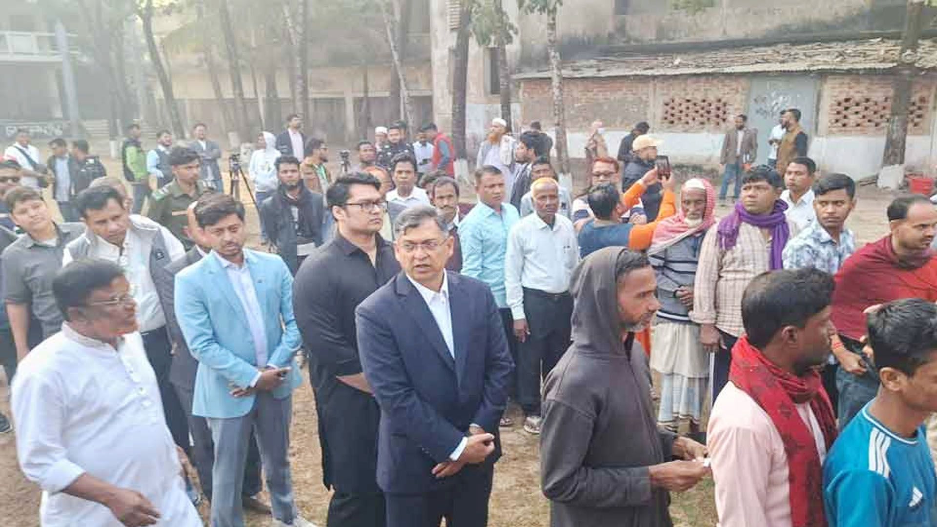 কক্সবাজার-১ এ নিজ কেন্দ্রে লাইনে দাঁড়িয়ে ভোট দিলেন সালাহউদ্দিন আহমদ