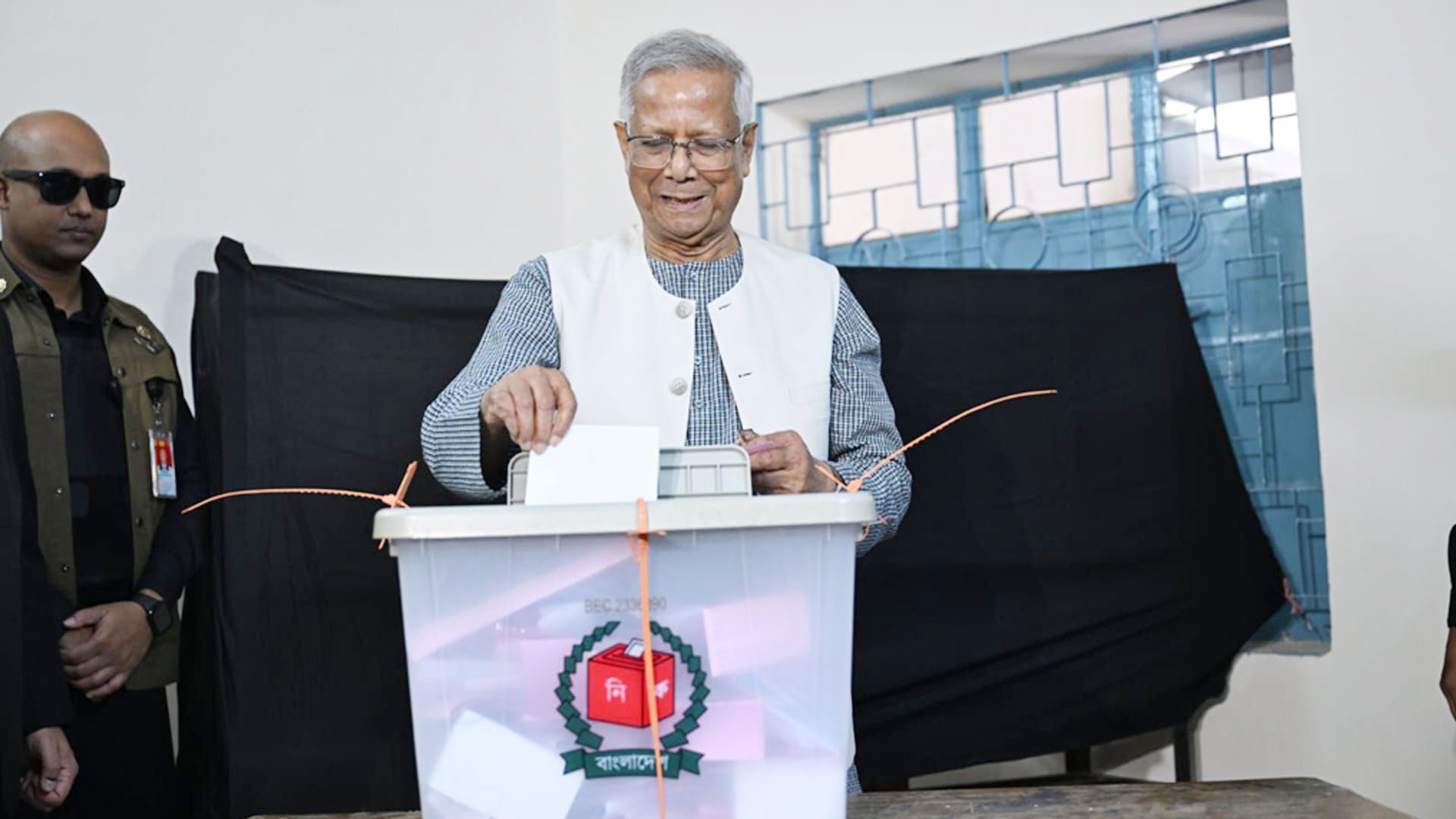 ভোট দিলেন প্রধান উপদেষ্টা ড. মুহাম্মদ ইউনূস