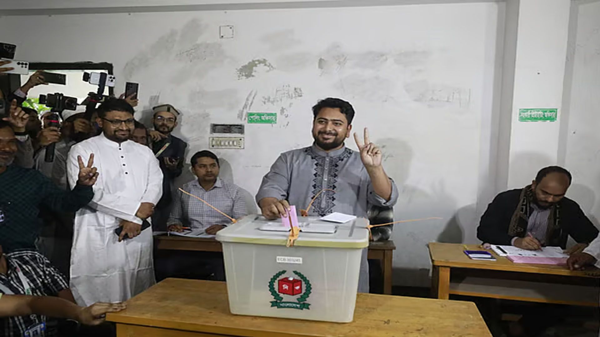 ভোট দিয়ে জয়ের আশা প্রকাশ করলেন নাহিদ ইসলাম