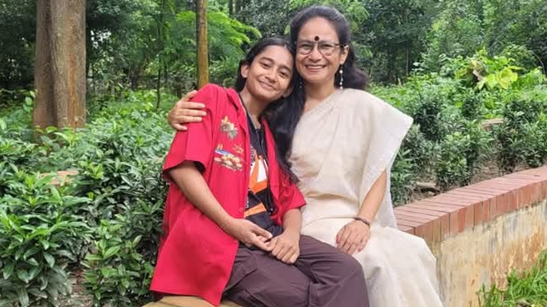 আমি একটু ঘুমিয়ে পড়লেই ডেকে তুলত— “মা, ঘুমাইও না।”